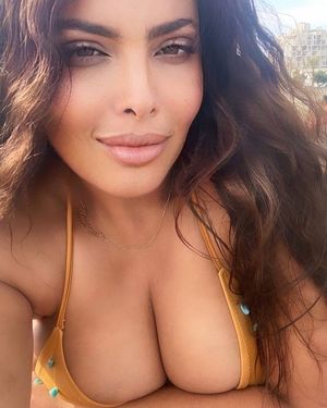 cleavage that doesn't stop givigin