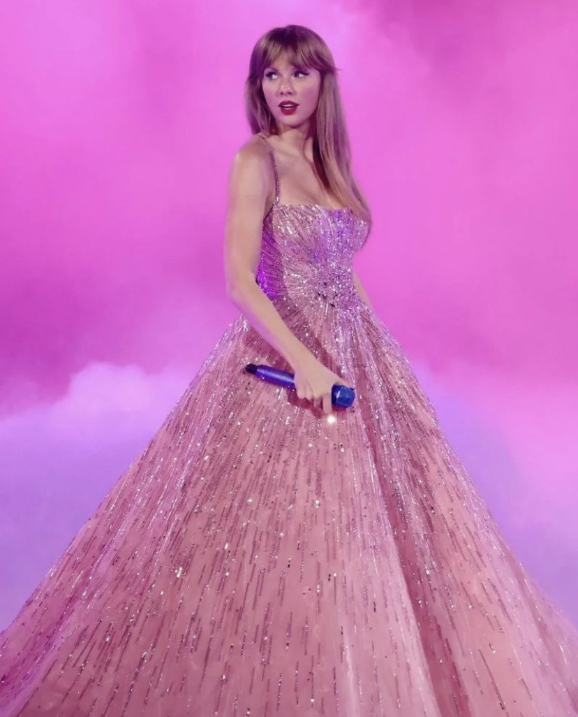 Taylor’s Tits look so big in this dress