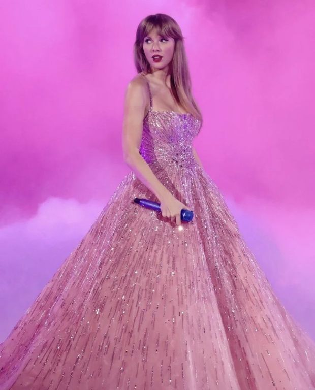 Taylor’s Tits look so big in this dress