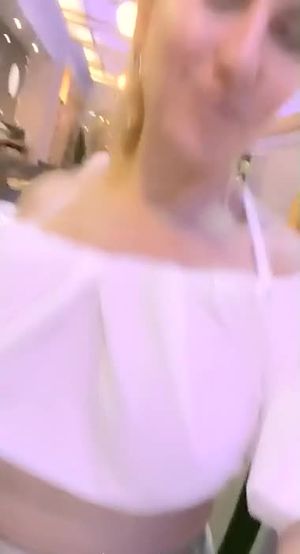 Elisa flashing in public dinner