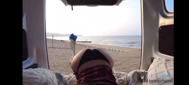 Little bubble butt before beach blowjob