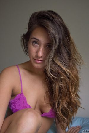 Beautiful babe Eva Lovia flaunting hot body in sexy panties & bra on her bed #5