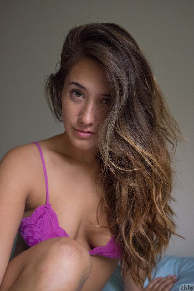 Beautiful babe Eva Lovia flaunting hot body in sexy panties & bra on her bed #5