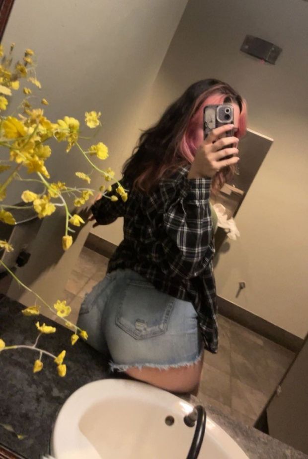 Pawg booty shorts selfie