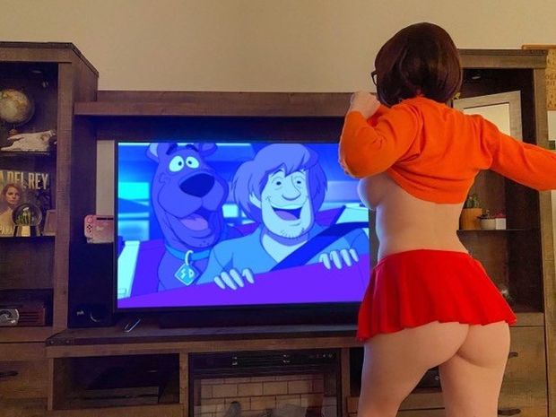 Velma flashing scooby & shaggy