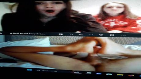 un francais se fait un self footjob en cam