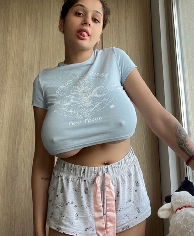 Julia tongue out pokies
