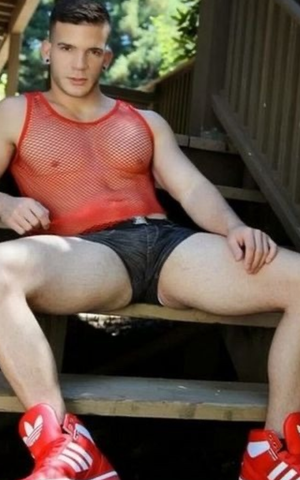 Shortshorts crotch shot