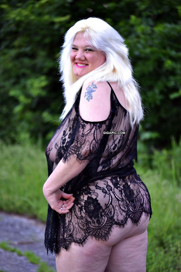 mature mini skirt no panties ass