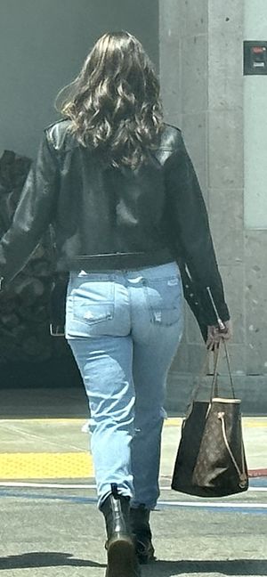 More fine asses out and about