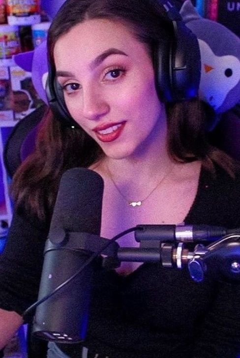 I would let another man cum all over her face, in her mouth, just for a taste of those lips...