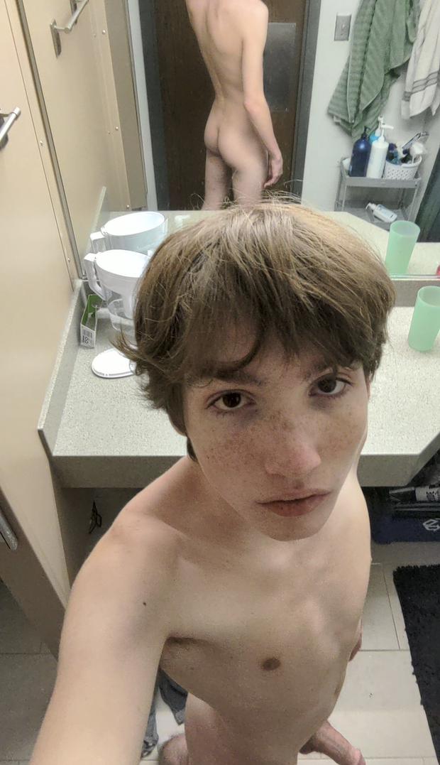 Twink looking nice in mirror