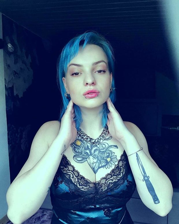 Sexy blue bitch
