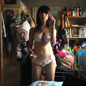 Your Girlfriend has a phone