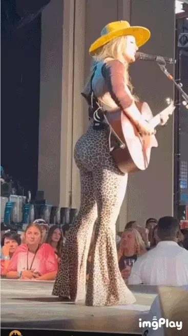 Lainey Wilson ass