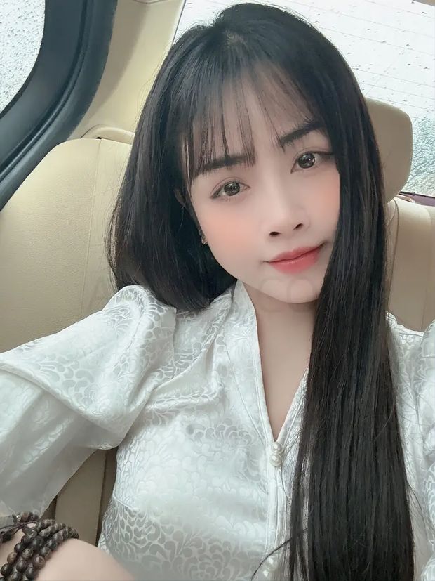 Asian Vietnam Selfie - Hạnh Tây