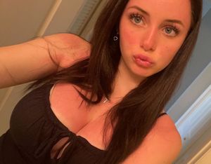 Sienna black top bathroom selfie