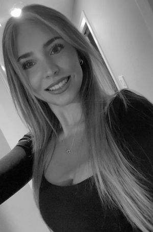 Anys black & white selfie