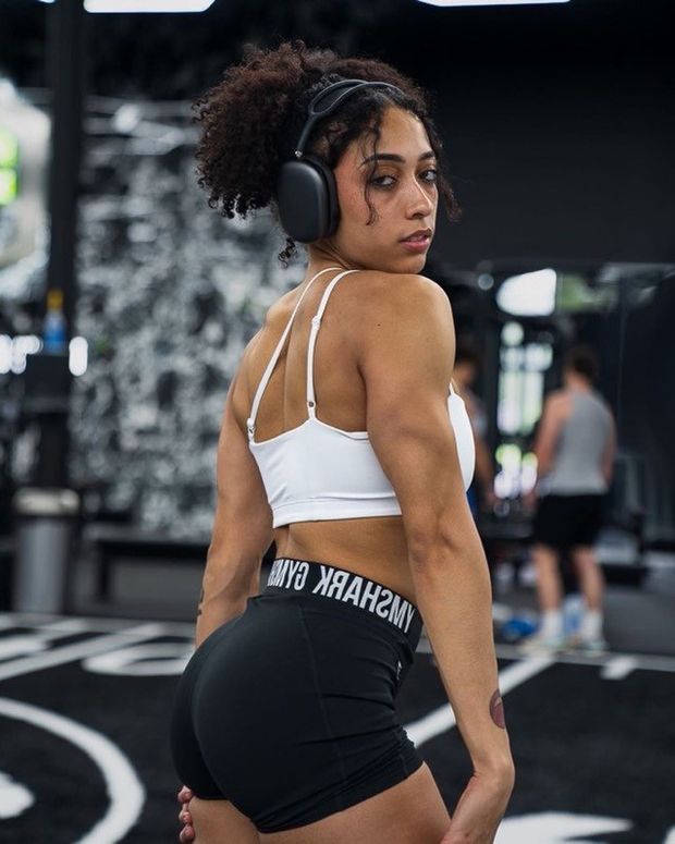 Sexy ebony at the gym