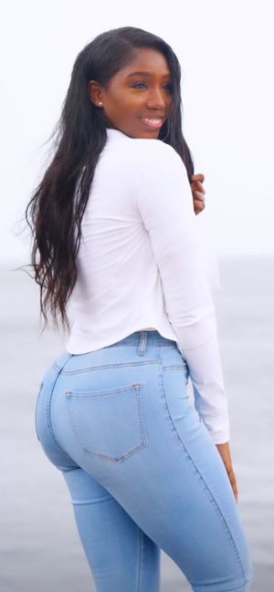 Ellie Mae white top jeans showing ass