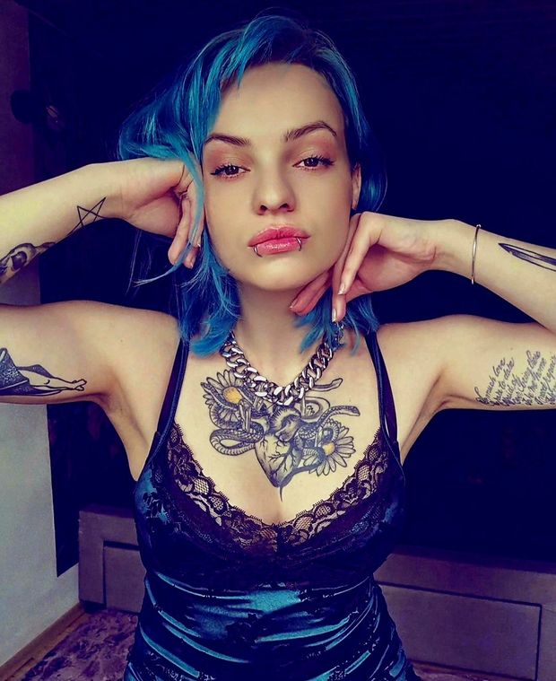 Sexy blue bitch