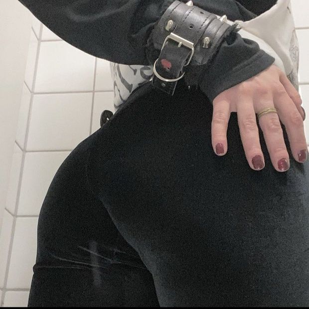 hot goth babe in sexy leggings