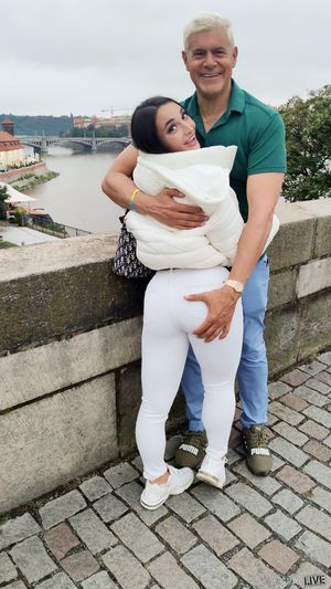 Sara Diamante being groped