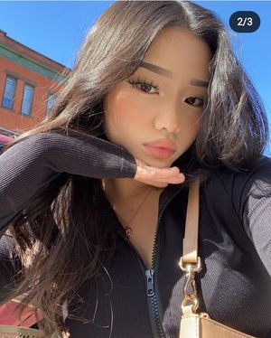 Someone quick cum on her asian face (h_ail3y)