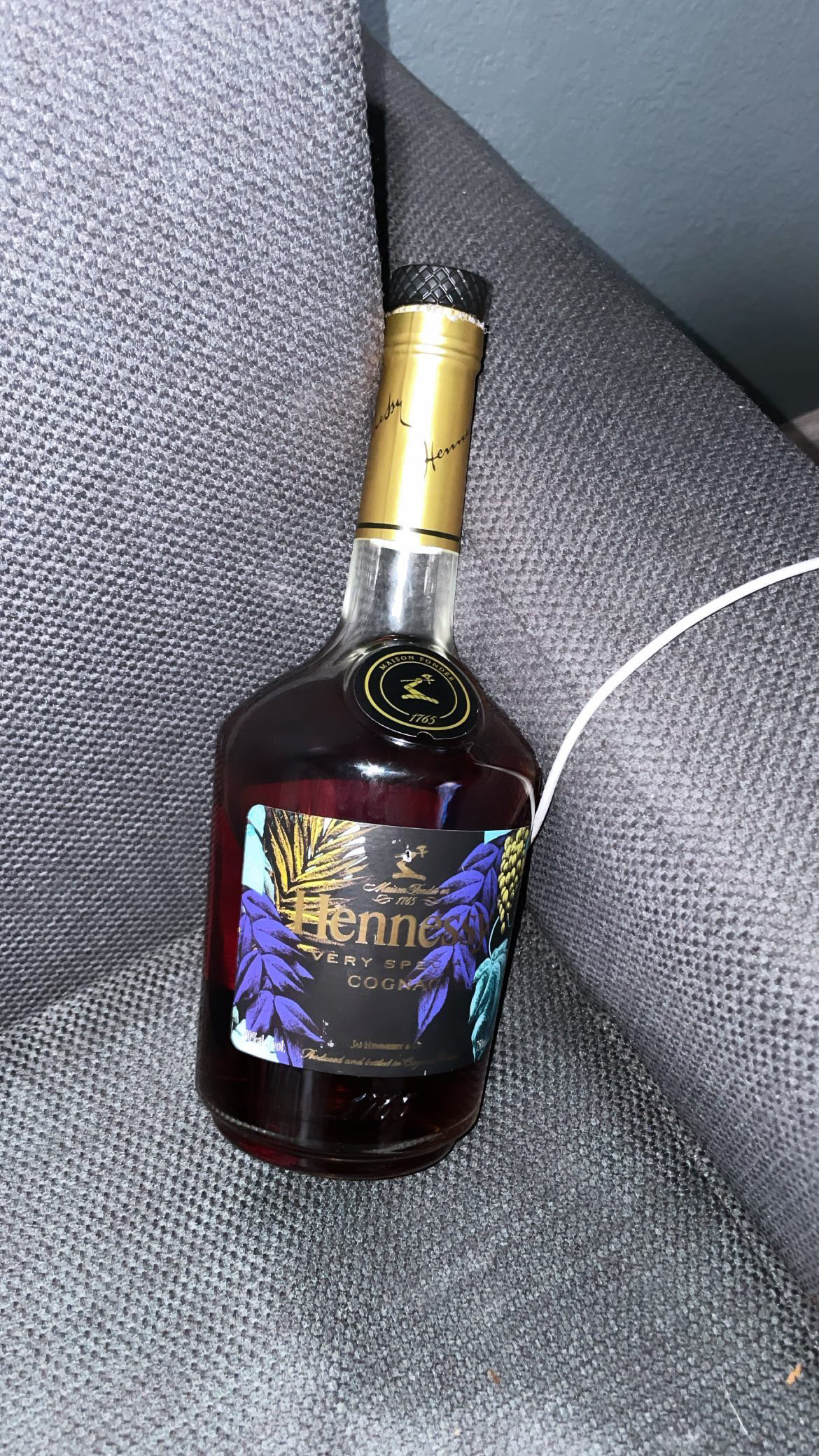 my henny bottle drank it then smashed a thick bihhh