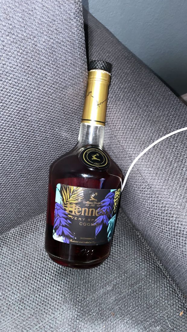 my henny bottle drank it then smashed a thick bihhh