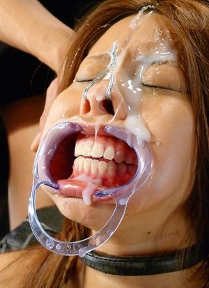 facial slut showing teeth