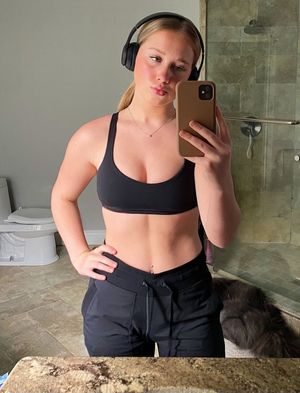 Brooklyn black exercise outfit selfie