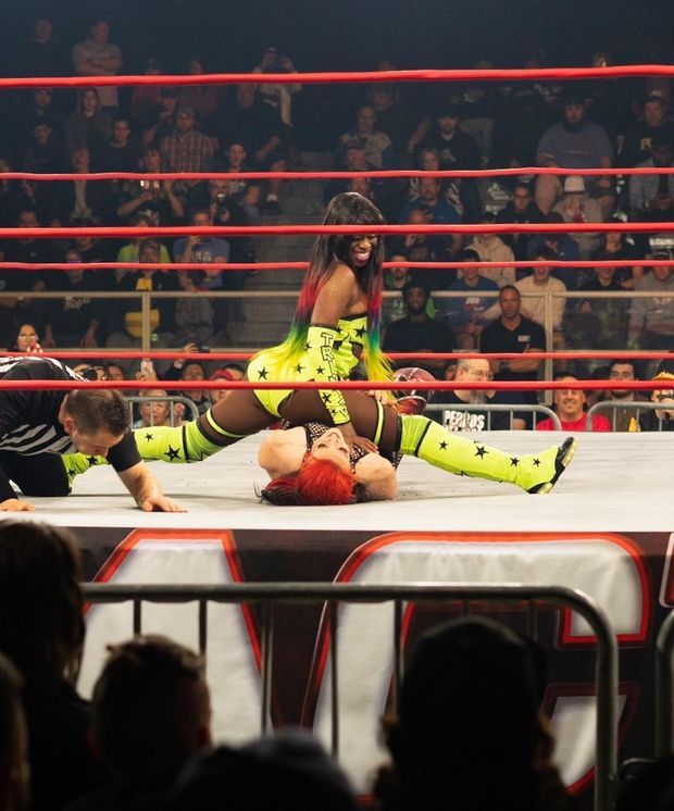 Trinity Fatu/Naomi hitting the splits