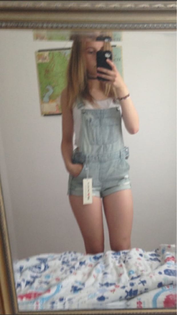 her legs look so juicy in that outfit
