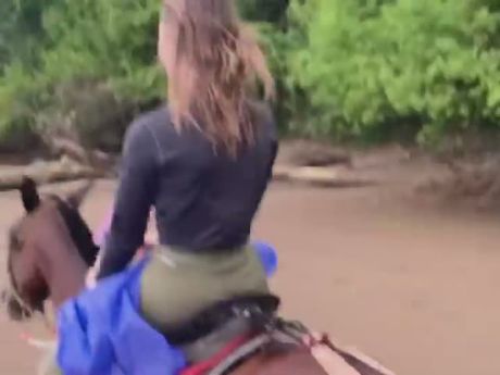 i wish i was that horse, i want to go for a ride with her ;)