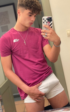 Bulging mirror selfie