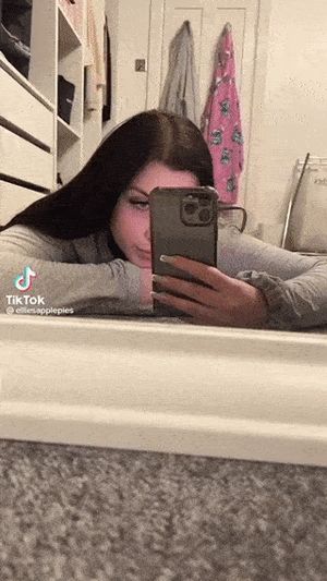 @elliesapplepies with her yummy ass