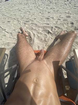 Gay snowbird lying naked under the sun in Miami FL, 32 years old and really nice cock