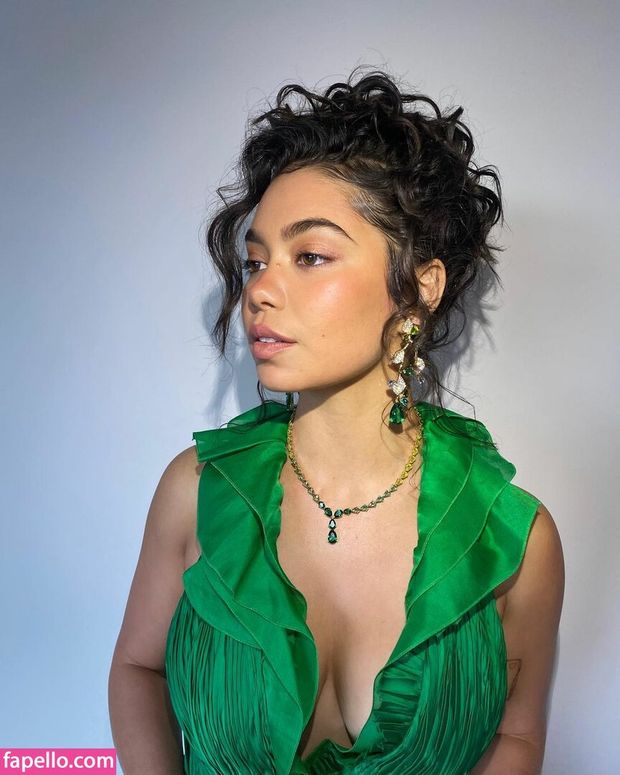 Aulii Cravalho cleavage