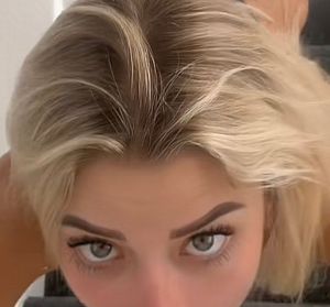 Her selfies keep me wondering...