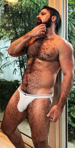 Perfect n beautiful hairy man - chest fur, leg fur, arm fur! ????