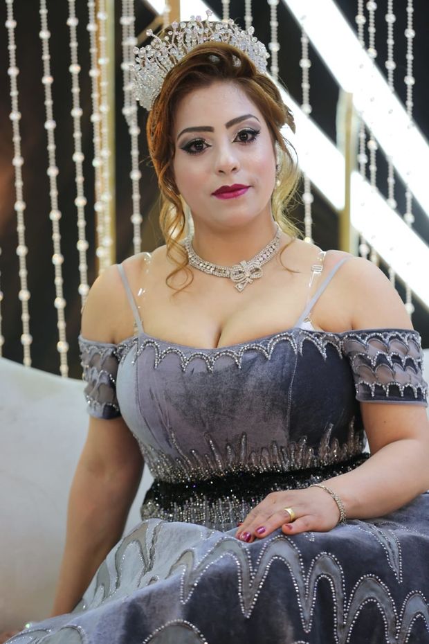 سمراء كبيره الثدي
