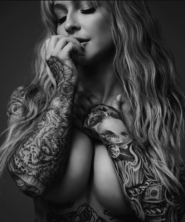 Sexy pic black&white cleavage beauty