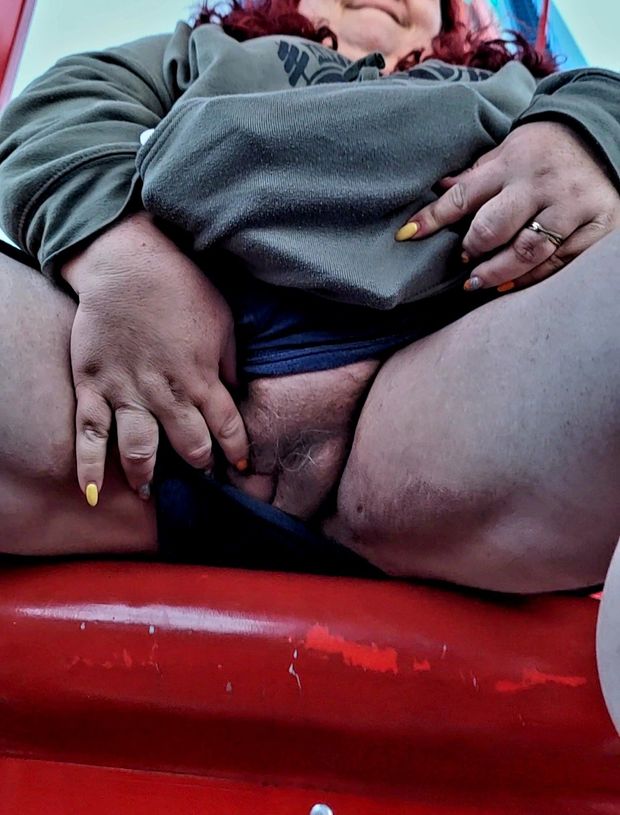 BBW flashing her pussy at the amusement park