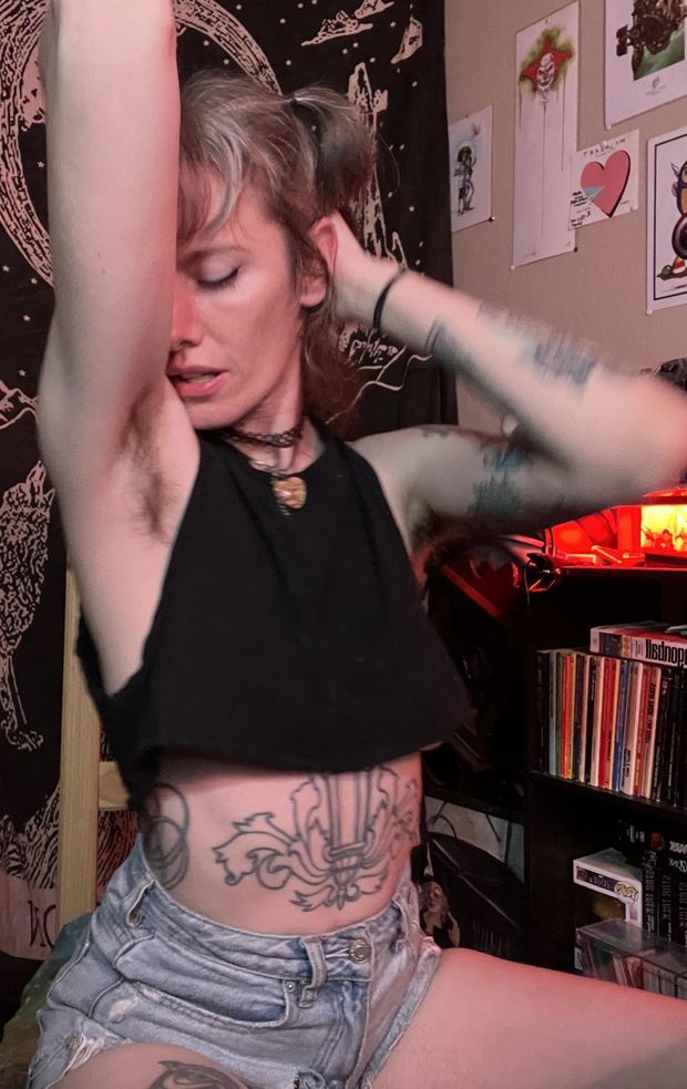 smelling her own pits