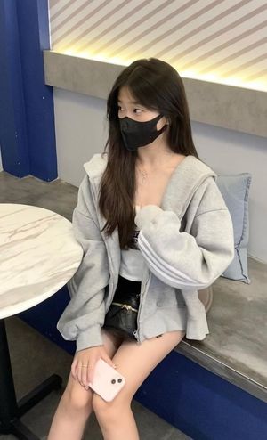 Unsuspecting chinese slut gets photo taken for cum tribute