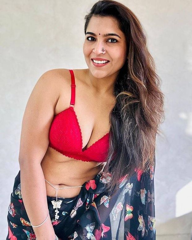 Cute Indian MILF with killer smile