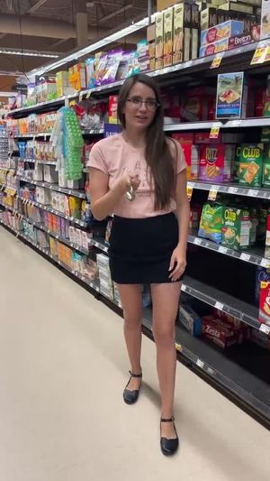 Elle joue avec son plug-anal au supermarché