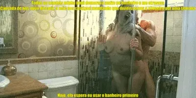 Agora sempre que a minha irmã demora demais no chuveiro, a mãe me dá permissão para invadir o banheiro