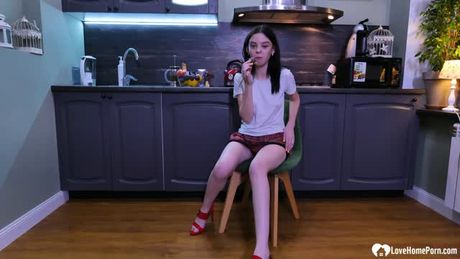 Hottie goes for a solo in the kitchen